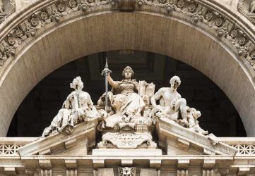 1033px Pediment courthouse2C Rome2C Italy 4